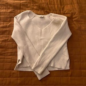 cropped white v neck abercrombie sweater